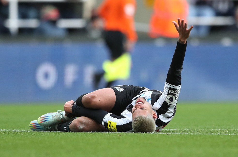 Bruno Guimarães sente o tornozelo direito em Newcastle x Fulham — Foto: Scott Heppell/Reuters