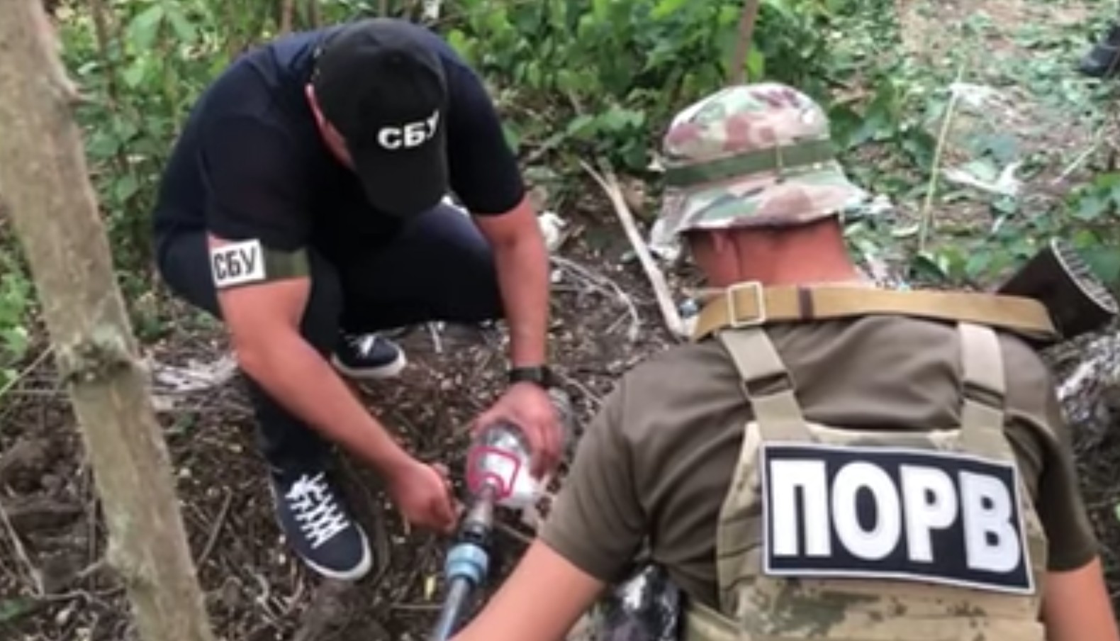 Oficiais encontram duto ilegal de vodka durante operação na fronteira da Ucrânia (Foto: Reprodução/Governo da Ucrânia)