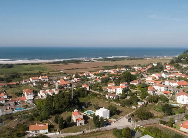 A casa é o ponto moderno da paisagem interiorana de Portugal (Foto: José Campos/ Designboom/ Reprodução)