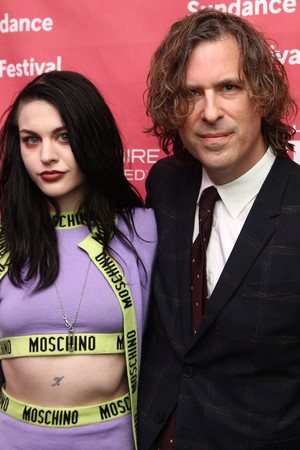 Frances Bean Cobain e  Brett Morgen em Sundance (Foto: Getty Images)