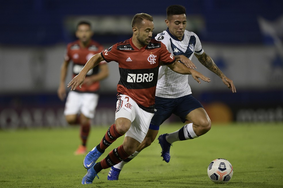 Everton Ribeiro em ação no duelo contra o Vélez pela Libertadores de 2021 — Foto: Getty Images
