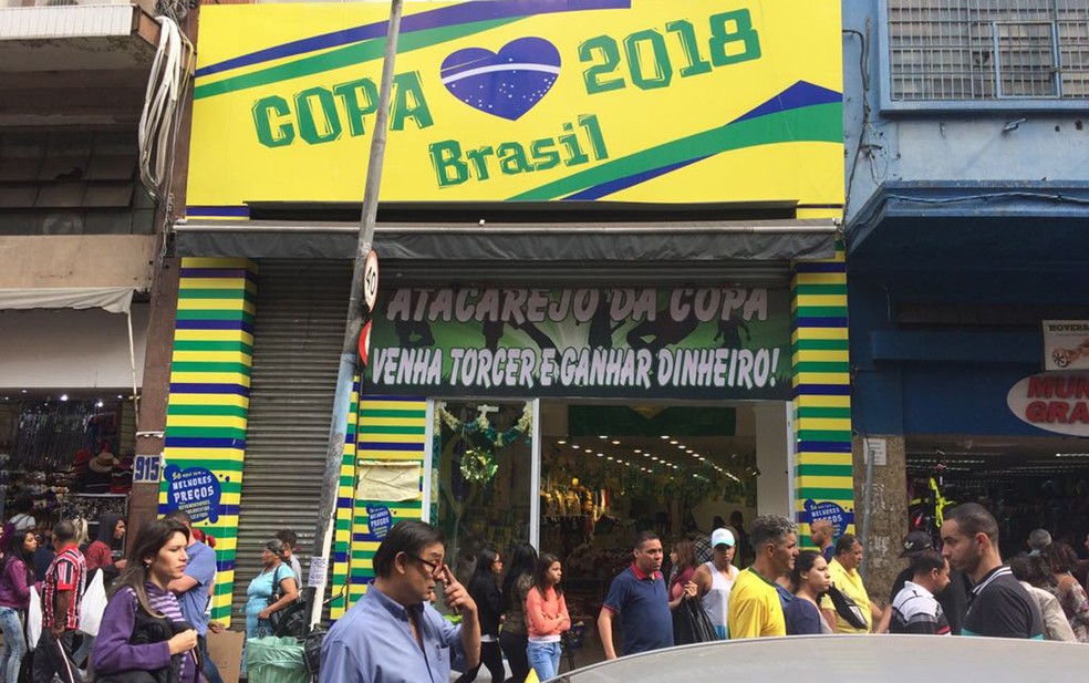 Loja temÃ¡tica sobre a Copa do Mundo Ã© desmontada e volta a vender cosmÃ©ticos (Foto: Roney Domingos/ G1)