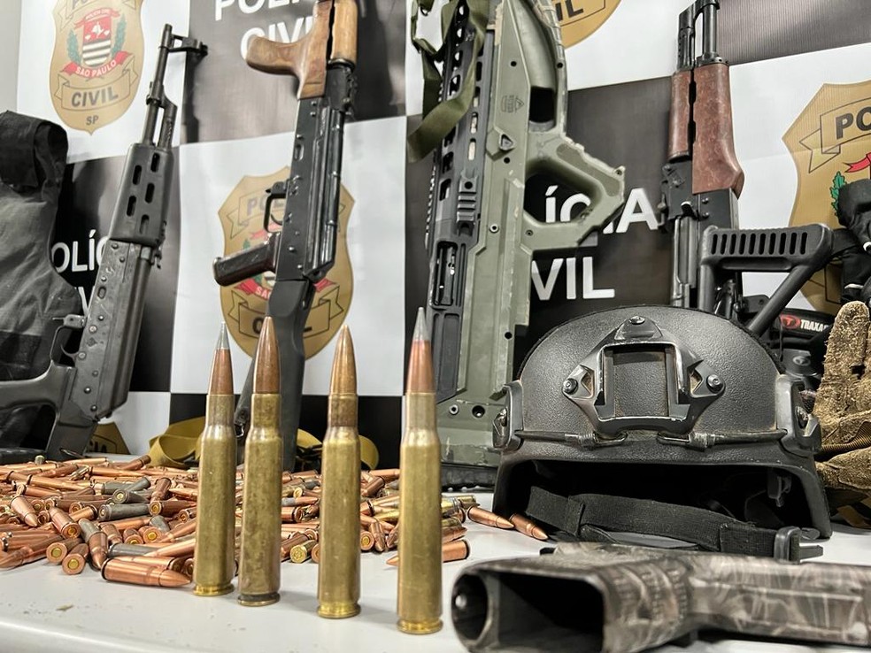 Polícia Civil paulista apreende armas, coletes, capacetes e munições que teriam sido usadas por criminosos em ataque a banco em Itajubá (MG) — Foto: Divulgação/Polícia Civil de SP