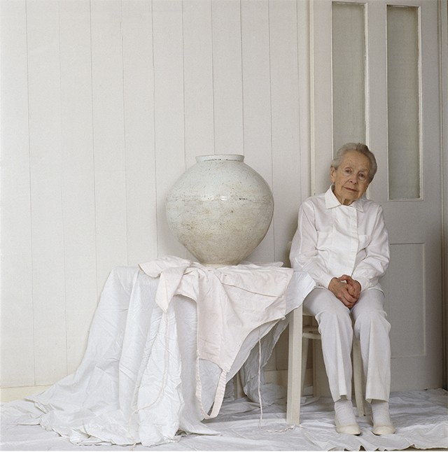 Dame Lucie Rie photographed in her London studio in 1989 by Lord Snowdon (Foto: @ ARMSTRONG JONES)