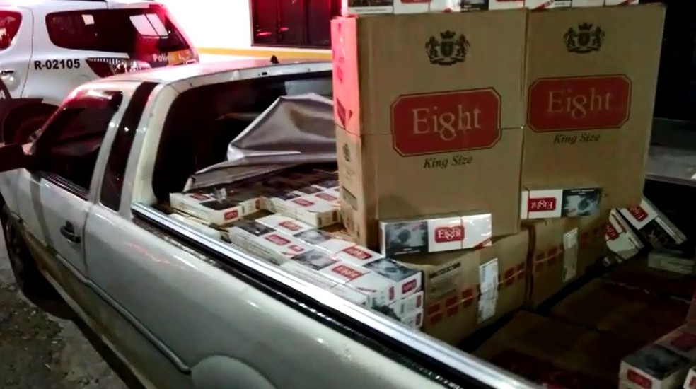 Duas pessoas estavam no veículo abordado em Arealva e a carga de cigarros estava na caçamba — Foto: Polícia Rodoviária/Divulgação 