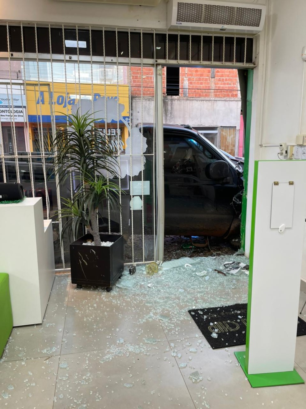 Vidraça da loja quebrou com o impacto da batida — Foto: Divulgação