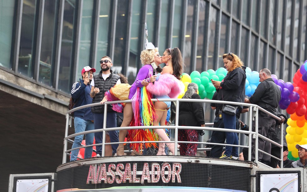Fernanda Lima dá selinho na drag queen Tchaka durante a 22ª Parada LGBT (Foto: Fábio Tito/ G1)