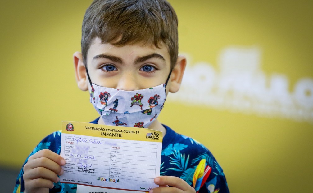 Pyetro Nussi, 6 anos, recebe a primeira dose da vacina contra Covid-19 da Pfizer para crianças. — Foto: Eliane Neves/Fotoarena/Estadão Conteúdo