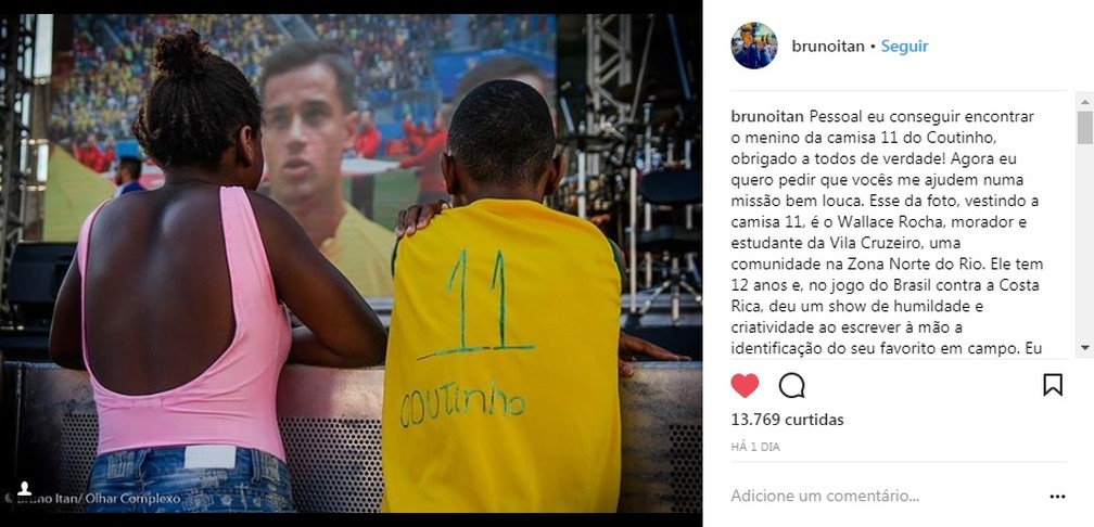 Morador da Vila Cruzeiro Walace Rocha usou camisa improvisada de Coutinho — Foto: Reprodução/ Redes Sociais