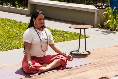 No início do dia, Kathy Lobos comandou uma aula de yoga