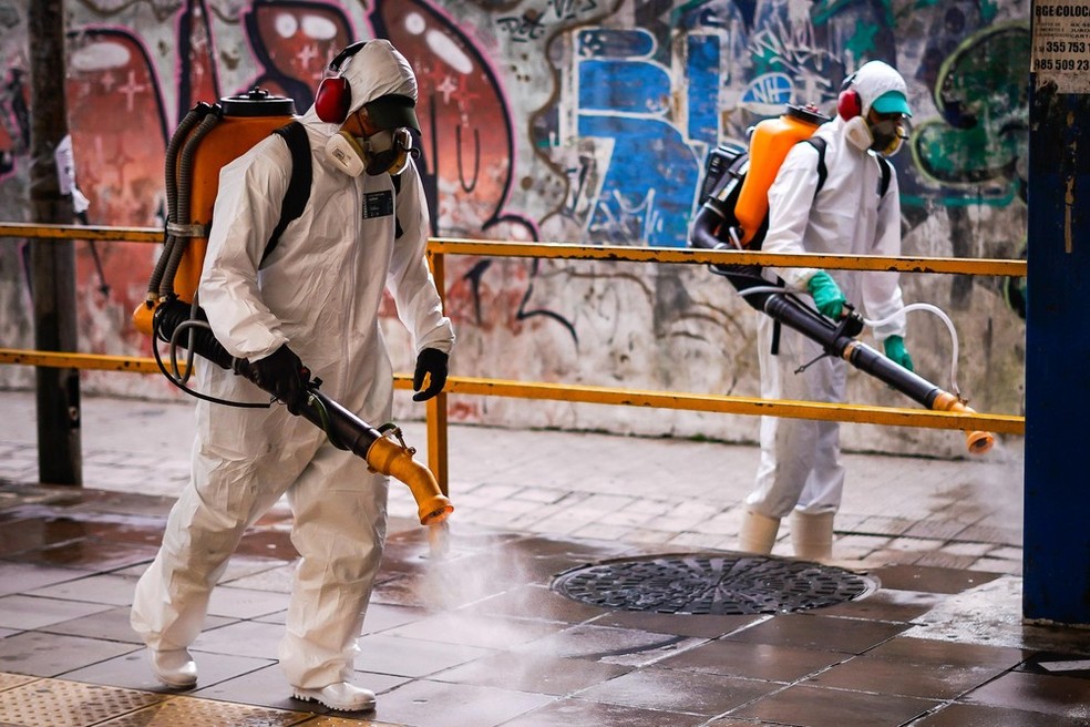 Em meio à pandemia, Prefeitura de Porto Alegre realiza higienização em espaços públicos  — Foto: Cesar Lopes/PMPA