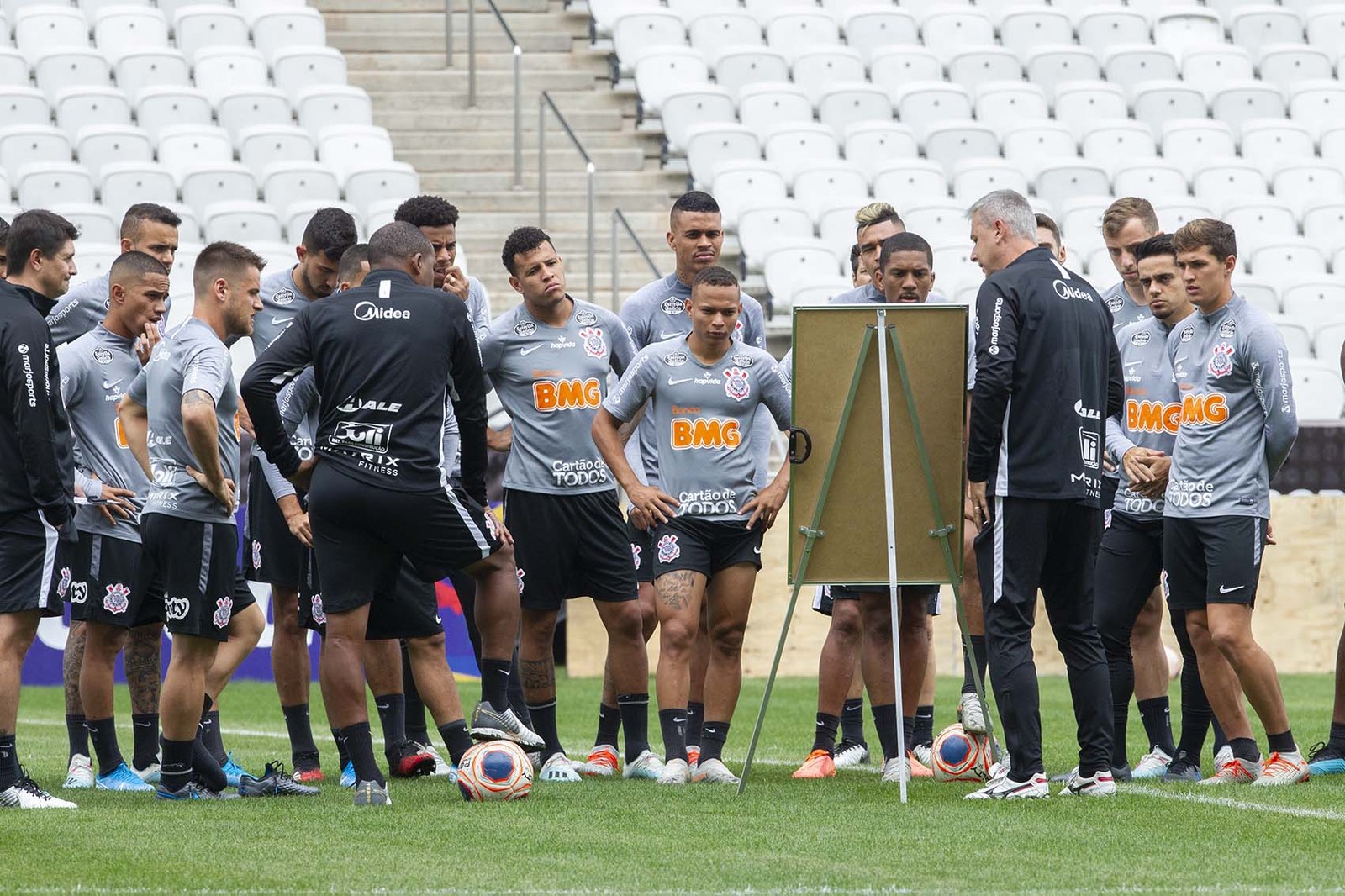 Tiago Nunes relaciona 20 jogadores para a estreia do Corinthians no Paulistão