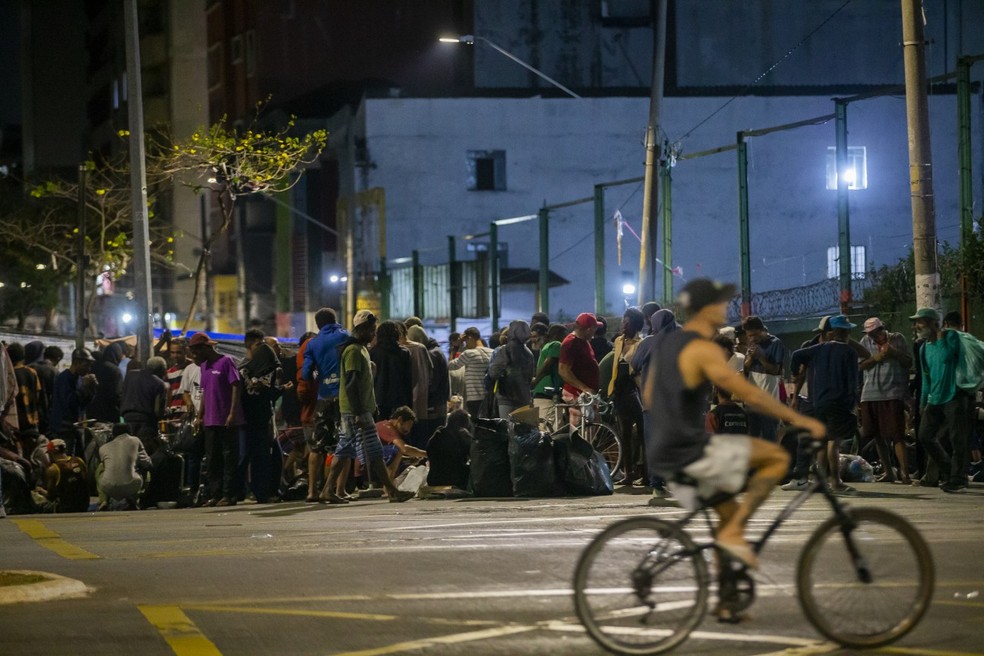 Aglomeração de usuários de drogas no centro de São Paulo na noite da última quinta — Foto: Edilson Dantas
