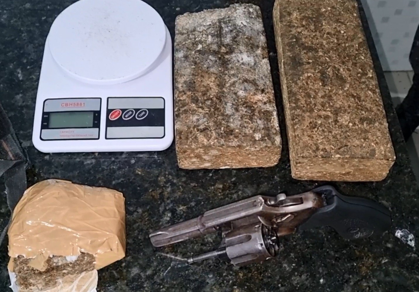 Mulher é presa e adolescente é apreendido com 2,4 kg de maconha escondidos dentro de sofá, em Caruaru