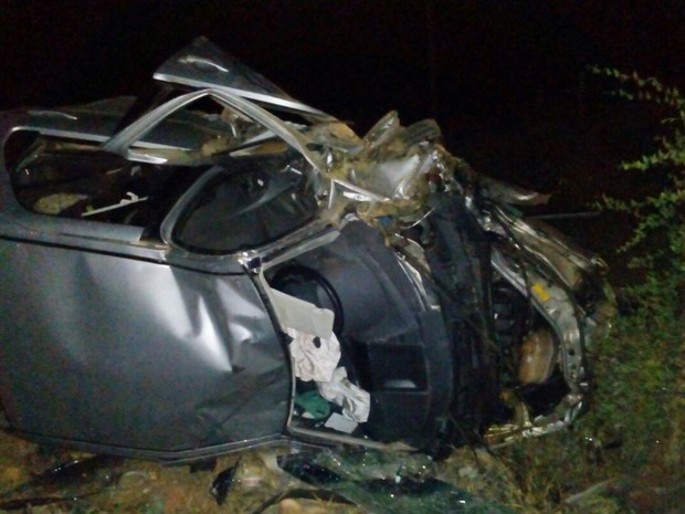 Carro ficou destruído após colisão no norte da Bahia (Foto: Blog Augusto Urgente)