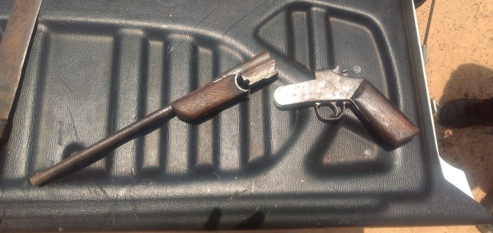 Arma foi encontrada dentro de mochila, segundo PM — Foto: WhatsApp/Reprodução