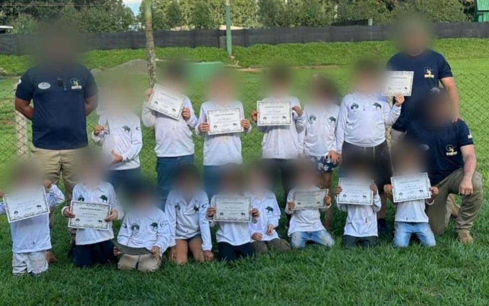 Crianças aparecem em fotos empunhando armas de pressão durante curso de atirador mirim no Clube de Caça e Tiro Hunter, em Jataí — Foto: Reprodução/Hunter Jataí