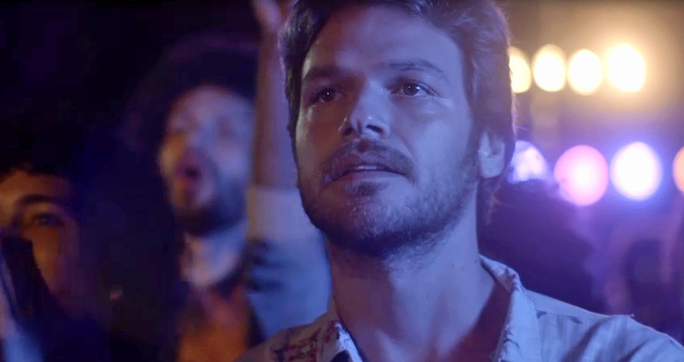 Beto vai até o show de Ariella para ver se a sua desconfiança faz sentido (Foto: TV Globo)