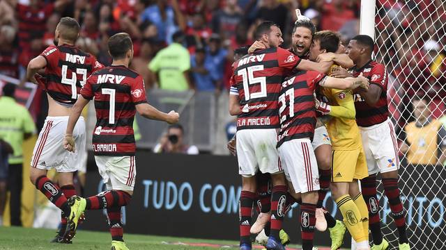Cesar Ã© celebrado pelos companheiros apÃ³s pegar pÃªnalti em Flamengo x Santos