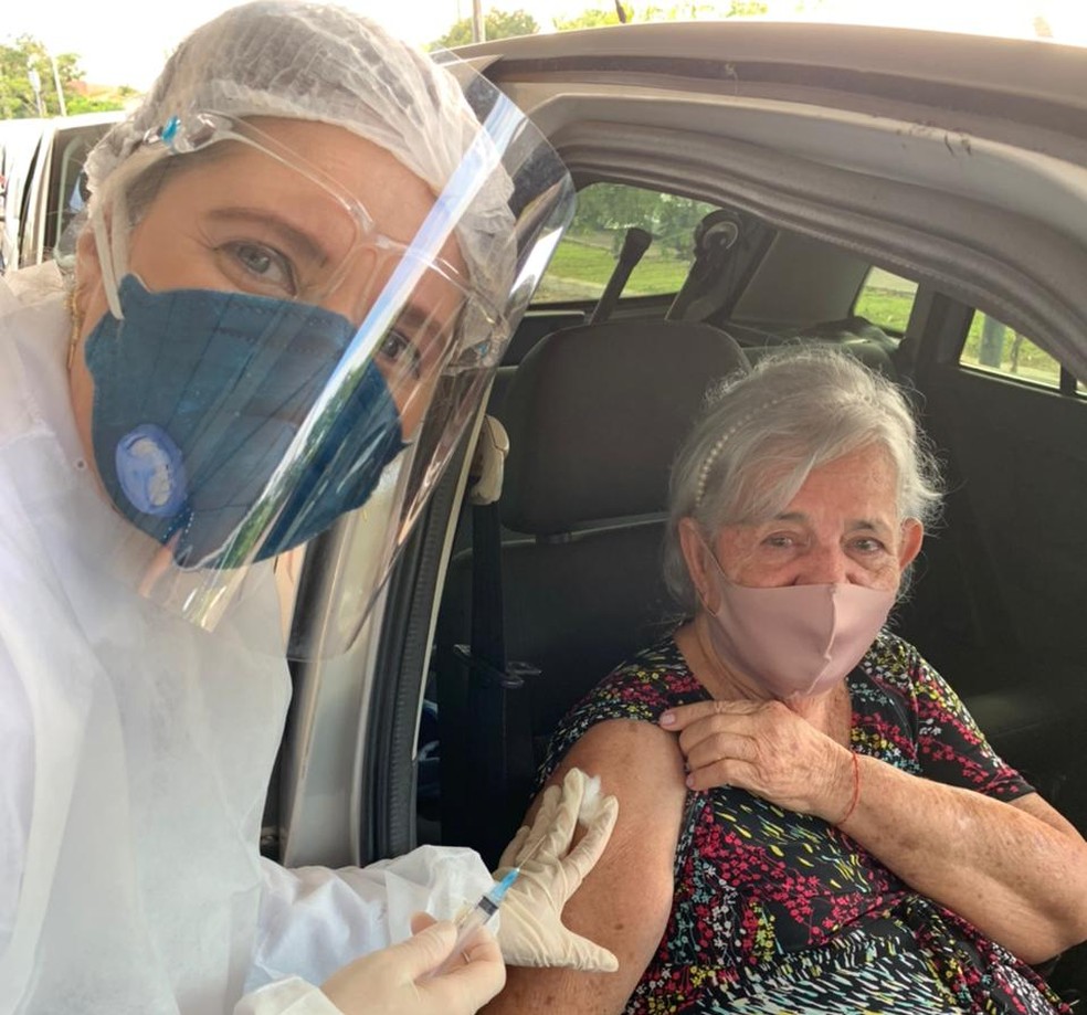 Rita Bonfim Coelho 85 anos sendo vacinada em Palmas — Foto: Arquivo pessoal