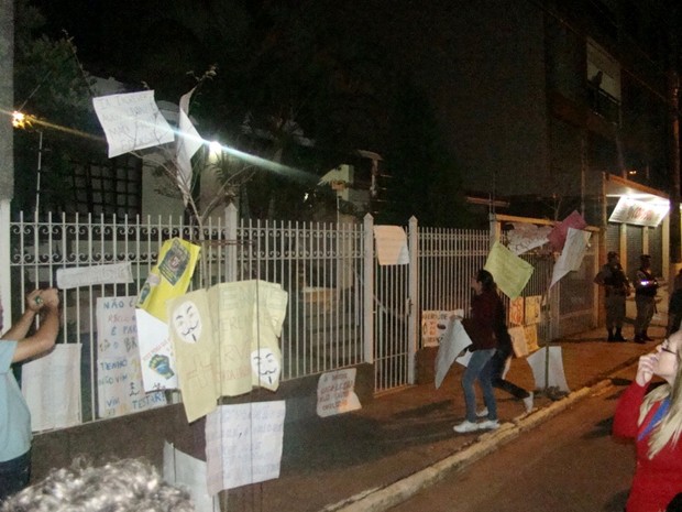 Manifestantes se reúnem em frente à casa da mãe do prefeito em Itajubá (Foto: Luciano Lopes / TV F5.com)