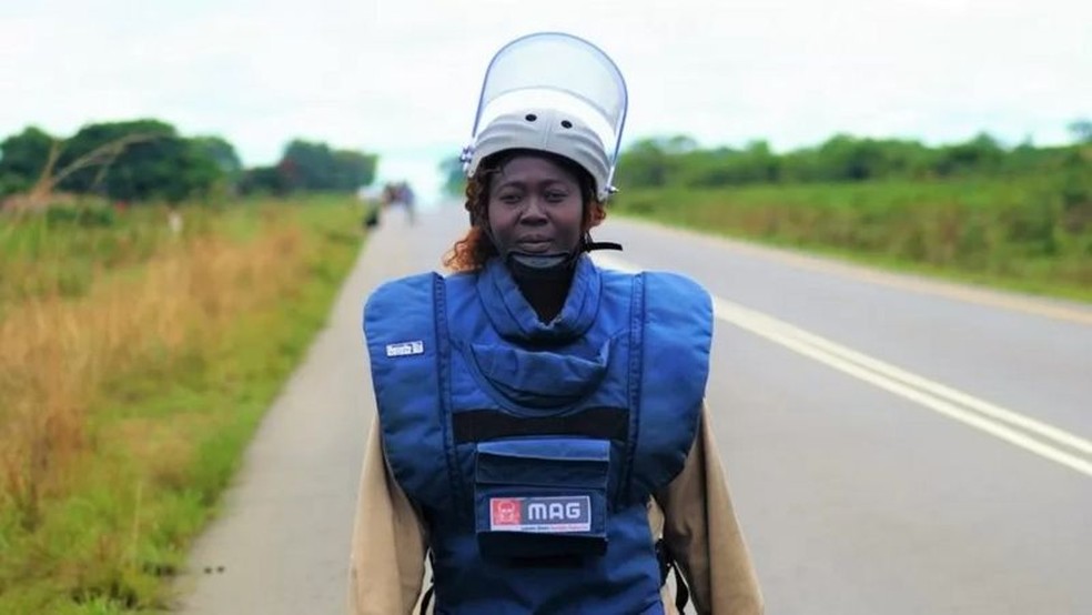 'O medo é um companheiro constante, mas também é o que faz você ficar atento para não errar', diz Ngoie Graça Mulunda — Foto: Mines Advisory Group via BBC