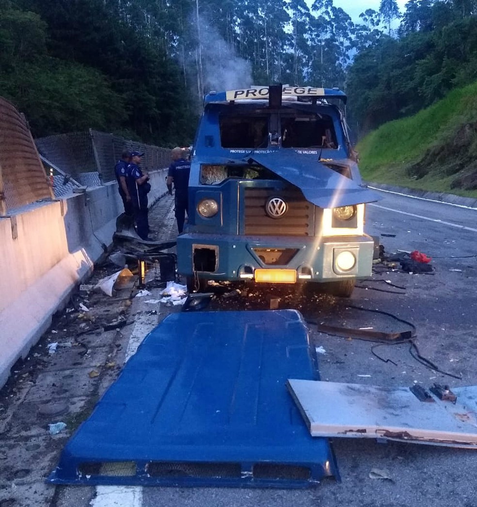Carro-forte ficou danificado após explosões na Tamoios — Foto: Arquivo pessoal