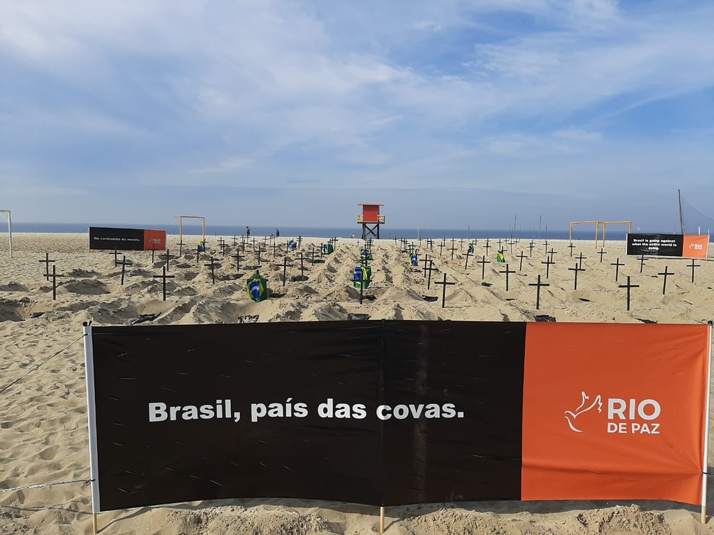 Ato em Copacabana faz crítica à postura do governo federal diante da pandemia do novo coronavírus — Foto: Daniel Silveira / G1