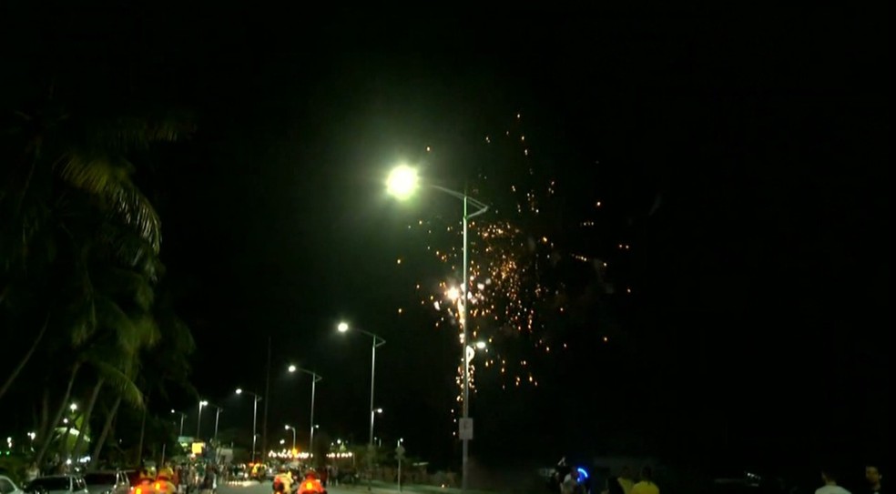 Fogos de artifício na orla de Maceió para comemorar eleição de Bolsonaro à Presidência da República — Foto: Douglas França/TV Gazeta