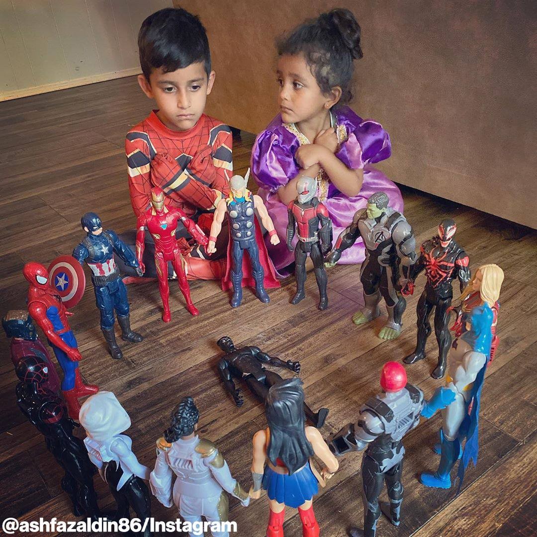 Crianças enfileram bonecos de heróis para prestar homenagem ao Pantera Negra (Foto: Reprodução/Instagram)