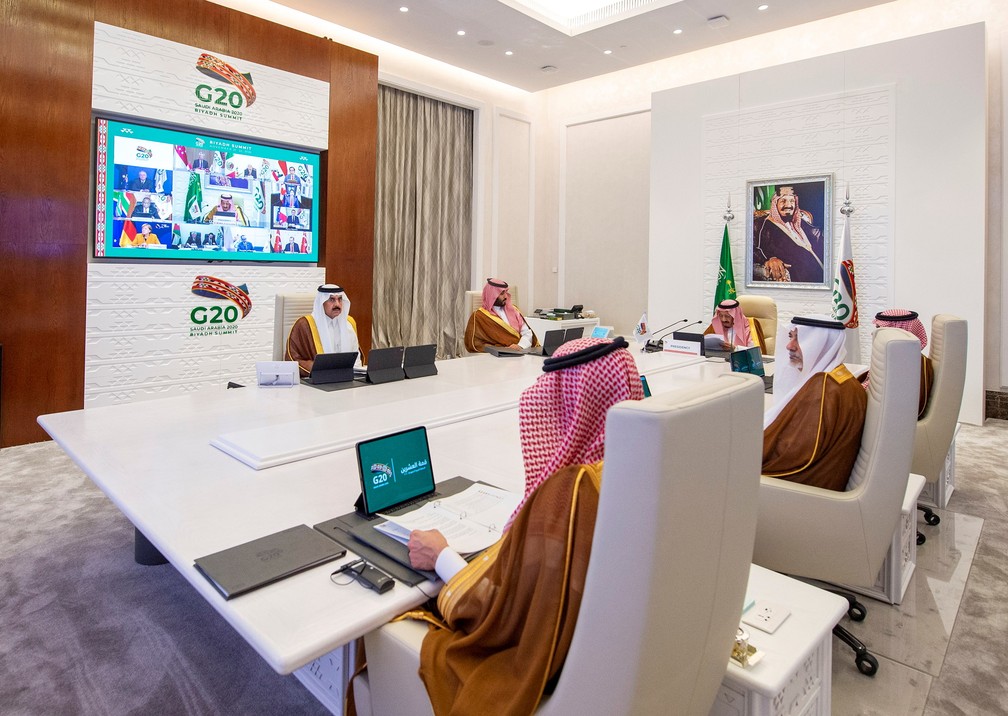 Rei Salman bin Abdulaziz discursa virtualmente na abertura do G20 neste sábado (21) — Foto: Bandar Algaloud/Courtesy of Saudi Royal Court/Handout via Reuters