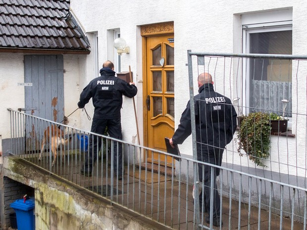 Policiais na casa em Hoexter onde morava o casal acusado de torturar e matar mulheres  (Foto: Marcel Kusch/DPA/AFP)