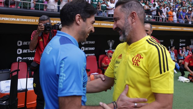 Abel Ferreira e Vítor Pereira conversam antes da Supercopa