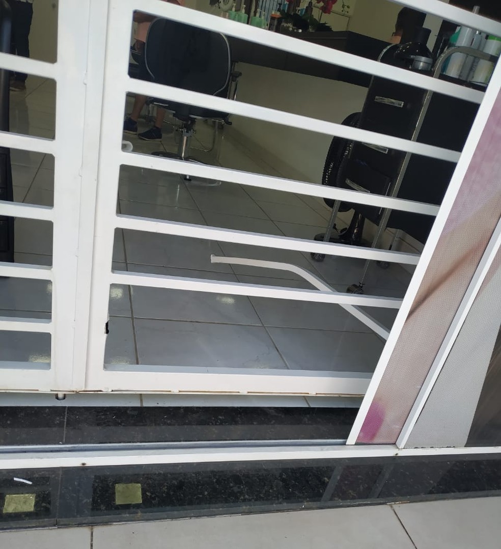 Porta de salão de beleza foi arrombada em um dos casos — Foto: Arquivo pessoal