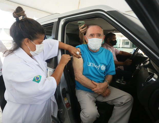 Renato Aragão é vacinado contra o novo coronavírus (Foto: AgNews)