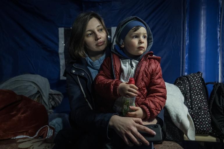 Em 1 de março, Xenia, de 34 anos, e seu filho Marc, 2 anos, saíram às pressas de Odessa, na Ucrânia, e foram para a Romênia. Segundo a Unicef, eles estão no posto fronteiriço de Isaccea, no distrito de Tulcea (Foto: Unicef/UN0599593/Moldovan)