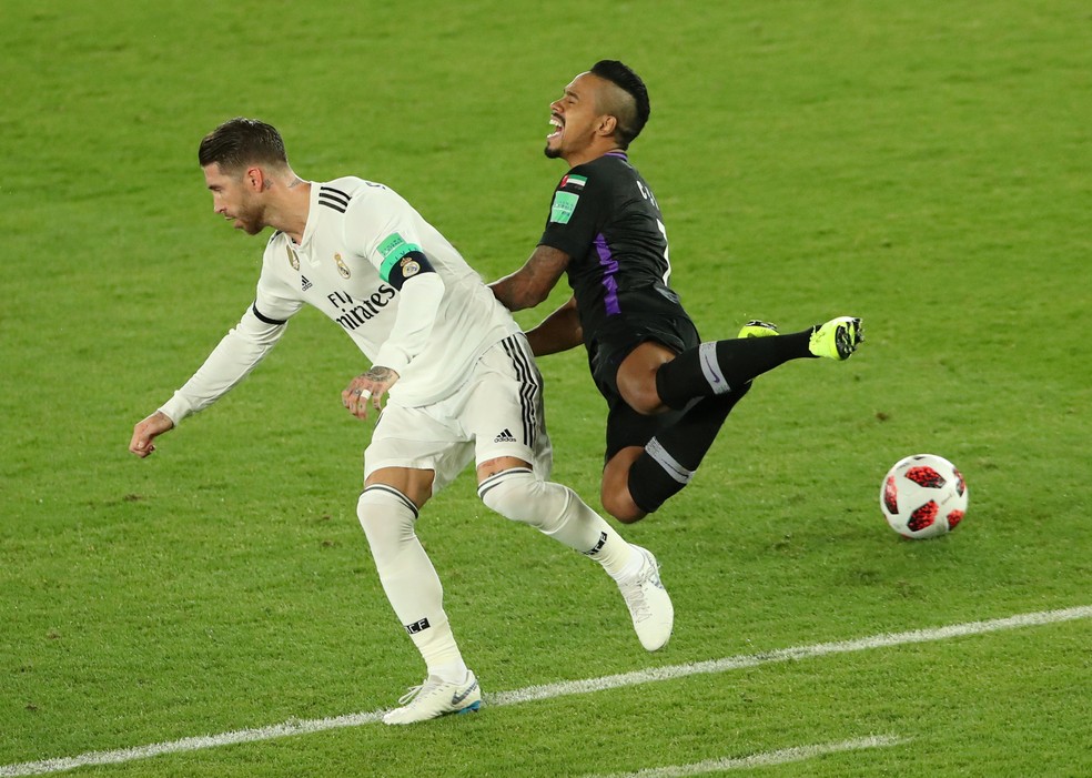 Sergio Ramo faz falta em Caio na final do Mundial de Clubes entre Real Madrid e Al Ain — Foto: REUTERS/Ahmed Jadallah