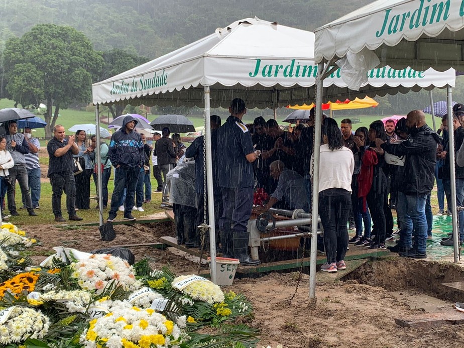 Enterro da diarista Alice Fernandes da Silva, de 51 anos, foi sepultado neste sábado nocemitério Jardim da Saudade, em Paciência