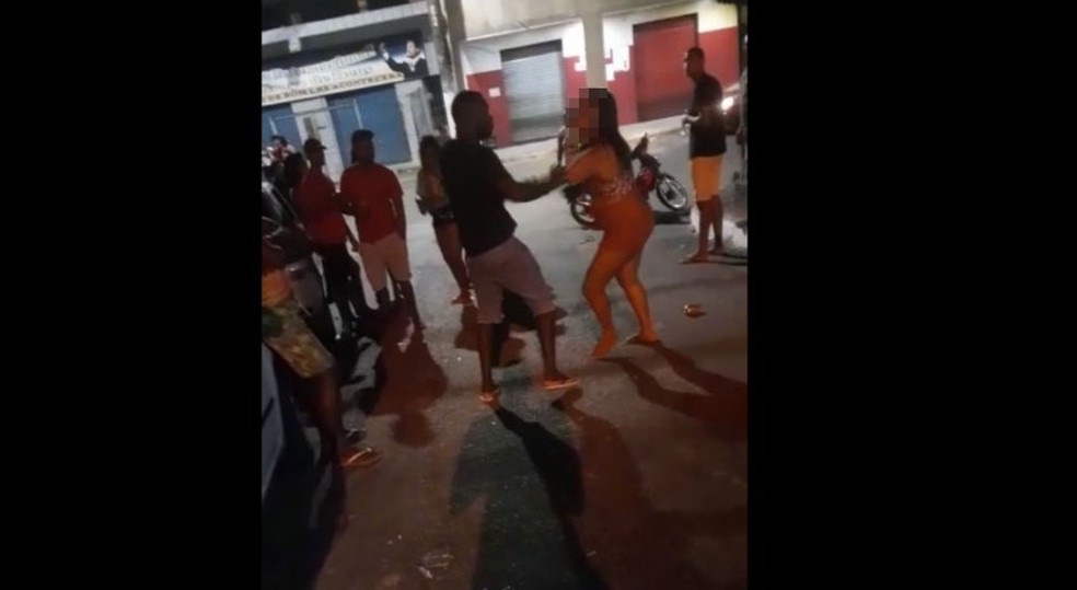 Mulher é agredida com soco no rosto e vai presa ao tentar registrar ocorrência em Salvador — Foto: Reprodução/Redes Sociais