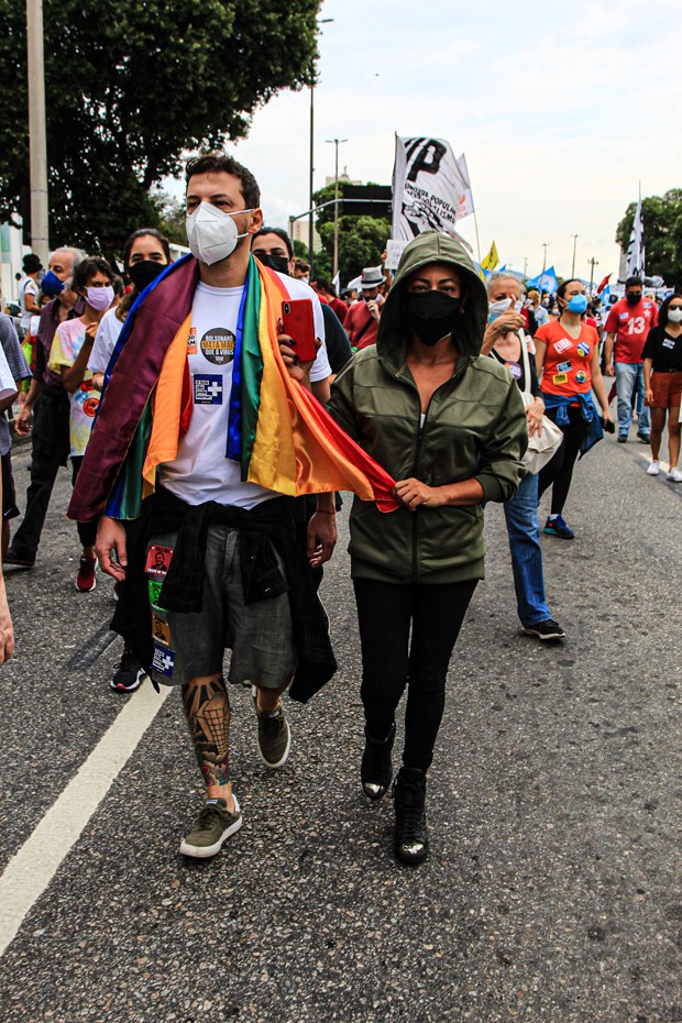 Samantha Schmutz participa de manifestação contra o governo Bolsonaro, no Rio (Foto: Fabricio Silva /AgNews)