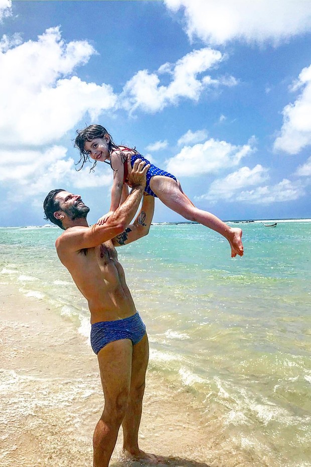 Henri Castelli posa para linda foto com a filha na praia (Foto: Reprodução/Instagram)