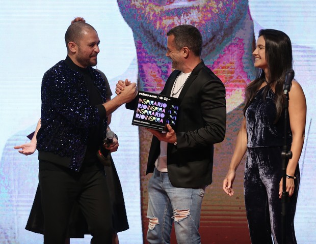 Diogo Nogueira receb prêmio de Malvino Salvador e Kyra Gracie (Foto: ROBERTO FILHO / BRAZIL NEWS)
