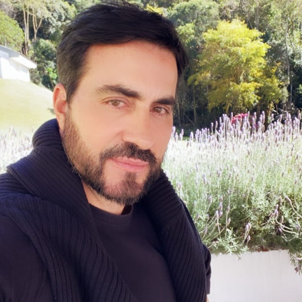 Padre F�bio de Melo tatuou uma abelha na m�o  � Foto: Reprodu��o/Instagram