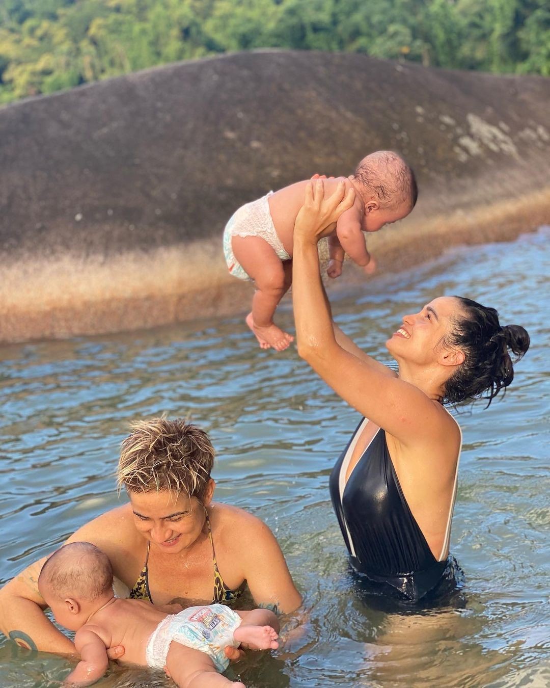 Nanda Costa e Lan Lanh se divertem com as filhas (Foto: Reprodução Instagram)