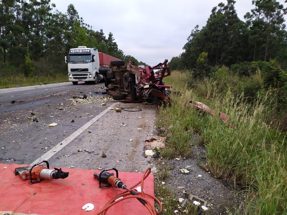 Acidente envolveu uma van e um caminhÃ£o  â Foto: Samu/DivulgaÃ§Ã£o