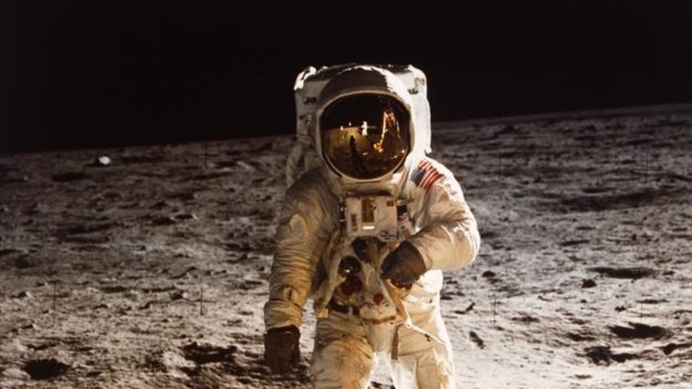 Buzz Aldrin andando na Lua, em 20 de julho de 1969; Nasa pretende voltar à superfície lunar em 2024 — Foto: Nasa