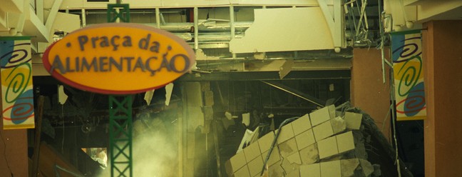 Shopping onde teto caiu em Osasco já teve explosão em 1996, deixando 42 mortos — Foto: José Luis da Conceição / Agência O Globo