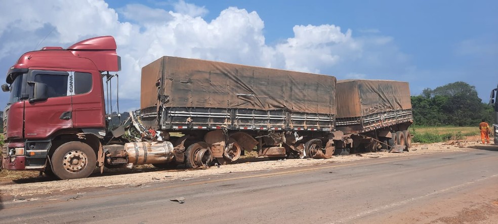 Uma das carretas envolvidas no acidente na BR-364, em Rondônia — Foto: PRF/Divulgação