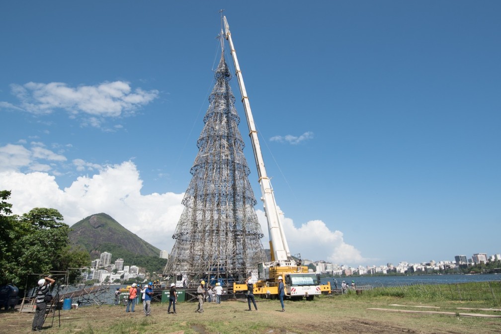 Árvore de Natal da Lagoa tem primeira parte da estrutura concluída nesta  quinta; vídeo | Rio de Janeiro | G1