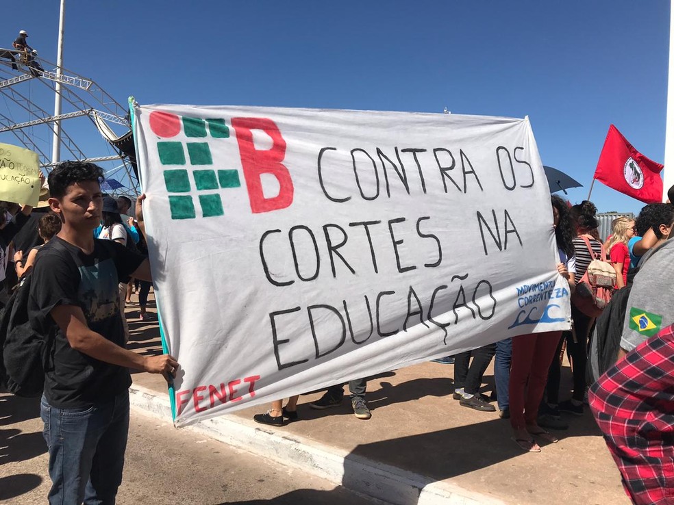 Manifestantes protestam em Brasília contra bloqueio de verbas na educação — Foto: Luiza Garonce/G1
